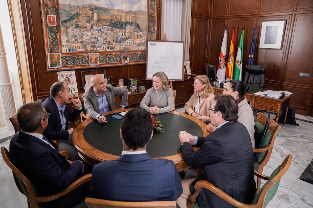 Visita de la nueva directiva del Club de Voleibol Unicaja Costa de Almería al presidente de la Diputación