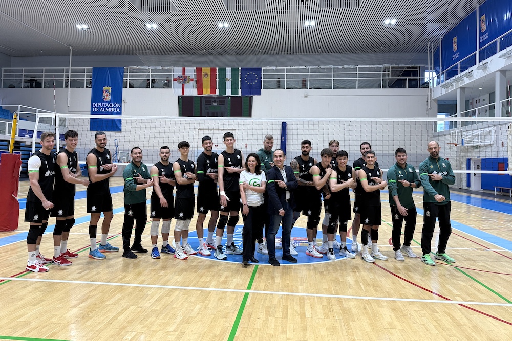 Por una atención integral y humana del cáncer, Unicaja Costa de Almería y AECC ponen brazalete verde a la SVM