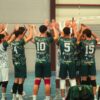 equipo de voley en pista en el saludo de formacion titular