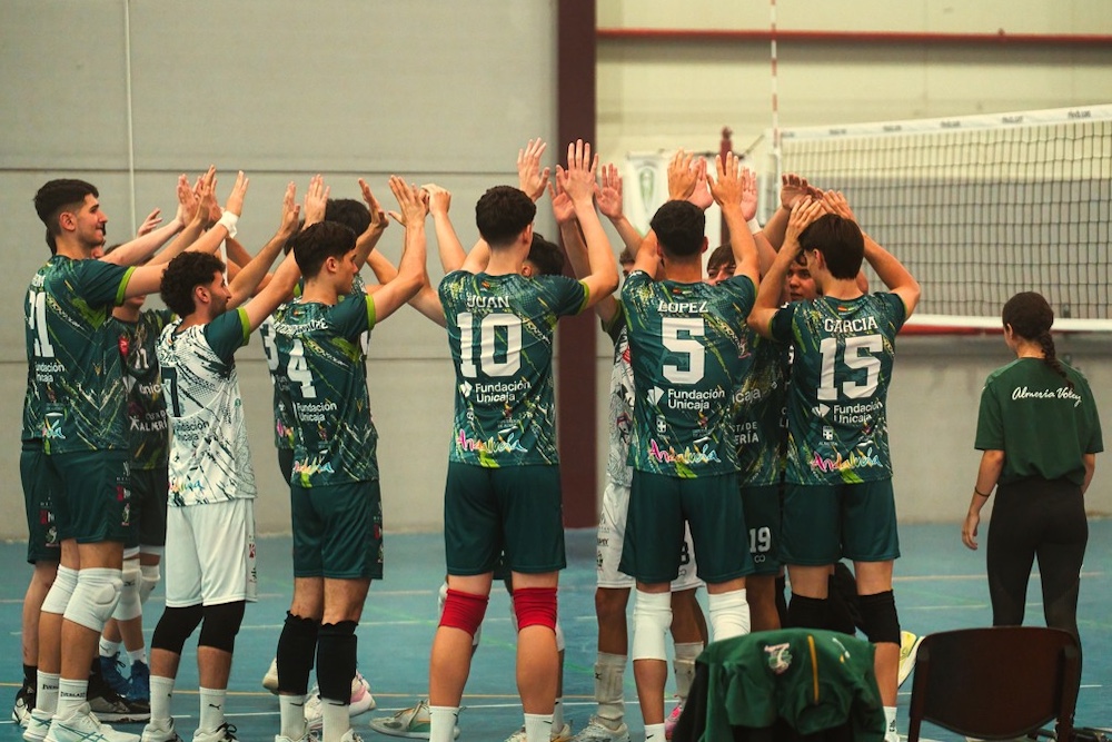 equipo de voley en pista en el saludo de formacion titular